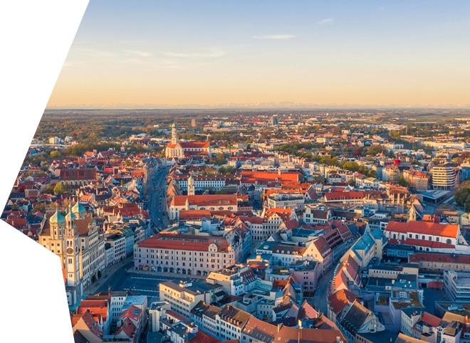 Luftaufnahme von Augsburg in Richtung der Alpen.