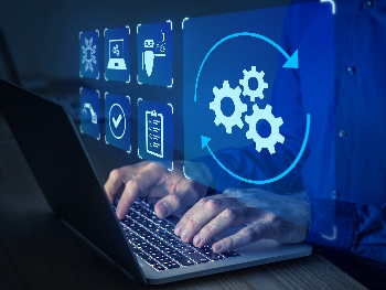 Unterstützung bei allen Schritten der Transformation Verschiedene Piktogramme auf einer blauen Oberfläche symbolisieren die Bereiche der Workforce-Transformation