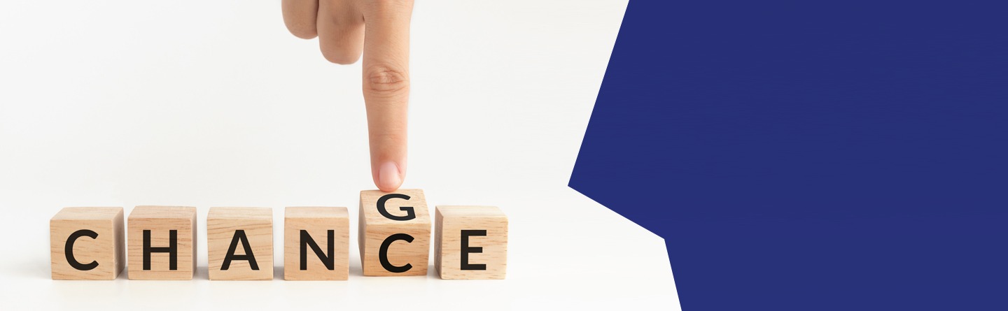 Buchstabenwürfel, die das englische Wort „Change“ und durch Drehen eines Würfels das Wort „Chance“ ergeben.