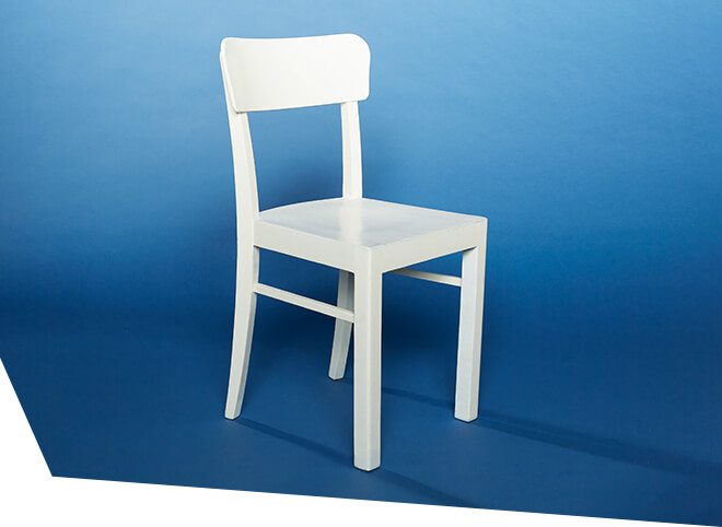 Inhaltsbild: Ein weißer Stuhl auf blauem Hintergrund