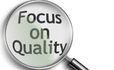 Teaser: Lupe, die die Wörter Focus on Quality hervorhebt