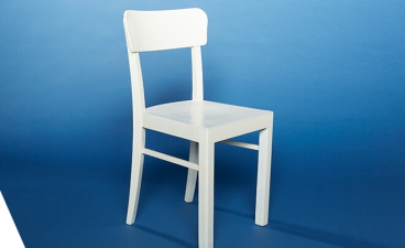 Teaser: Ein weißer Stuhl auf blauem Hintergrund