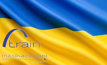 Teaser: Das Logo von TRAIN und maxplacement auf eine Ukraine-Flagge